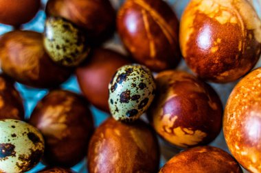 Süslü Paskalya Yumurtaları Taze Yapraklar ve Soğan Kabukları