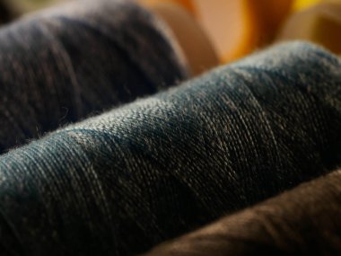 İplikler dikiliyor Çok renkli arkaplan yakın plan