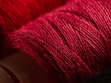 İplikler dikiliyor Çok renkli arkaplan yakın plan