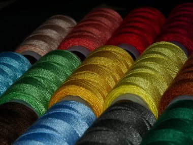 İplikler dikiliyor Çok renkli arkaplan yakın plan