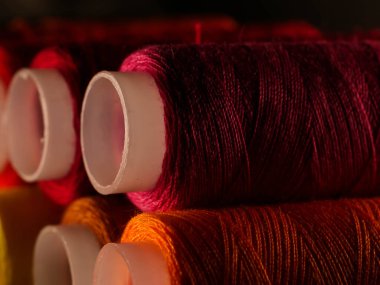 İplikler dikiliyor Çok renkli arkaplan yakın plan