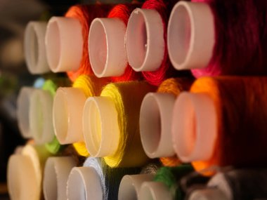 İplikler dikiliyor Çok renkli arkaplan yakın plan