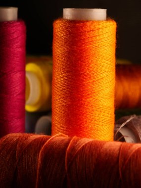 İplikler dikiliyor Çok renkli arkaplan yakın plan