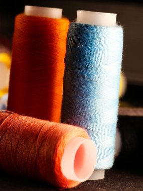 İplikler dikiliyor Çok renkli arkaplan yakın plan