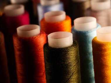 İplikler dikiliyor Çok renkli arkaplan yakın plan