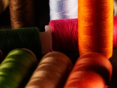 İplikler dikiliyor Çok renkli arkaplan yakın plan