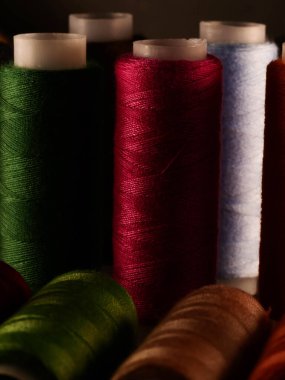 İplikler dikiliyor Çok renkli arkaplan yakın plan