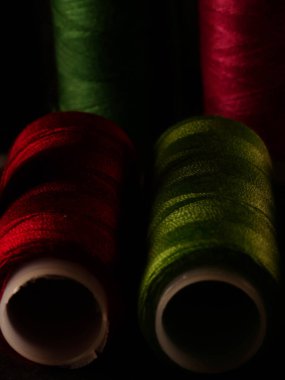 İplikler dikiliyor Çok renkli arkaplan yakın plan