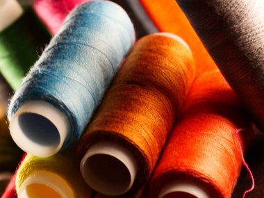 İplikler dikiliyor Çok renkli arkaplan yakın plan