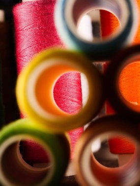 İplikler dikiliyor Çok renkli arkaplan yakın plan