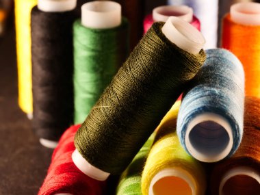 İplikler dikiliyor Çok renkli arkaplan yakın plan