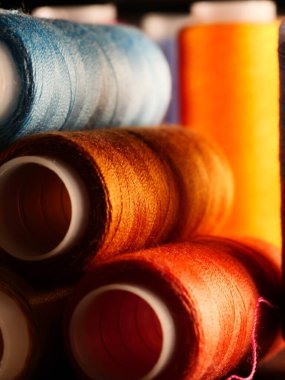 İplikler dikiliyor Çok renkli arkaplan yakın plan