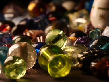 Çeşitli yedek kıyafet düğmeleri koleksiyonu.