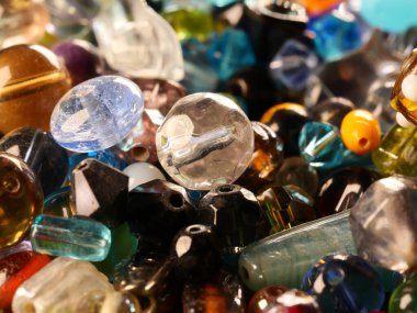 Çeşitli yedek kıyafet düğmeleri koleksiyonu.