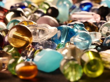 Çeşitli yedek kıyafet düğmeleri koleksiyonu.