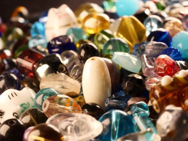 Çeşitli yedek kıyafet düğmeleri koleksiyonu.