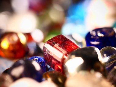 Çeşitli yedek kıyafet düğmeleri koleksiyonu.