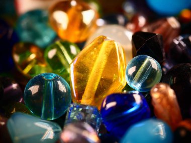 Çeşitli yedek kıyafet düğmeleri koleksiyonu.