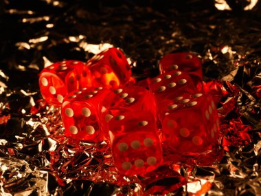 Oyun oynamak, kumar oynamak, kumar oynamak, masa üstü oyunları için zar atmak ve karanlık arka planda, kırpma yolu ile izole edilmiş poker oynamak.