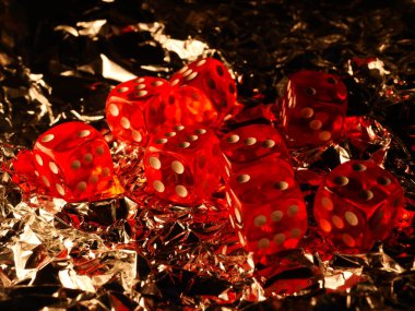 Oyun oynamak, kumar oynamak, kumar oynamak, masa üstü oyunları için zar atmak ve karanlık arka planda, kırpma yolu ile izole edilmiş poker oynamak.