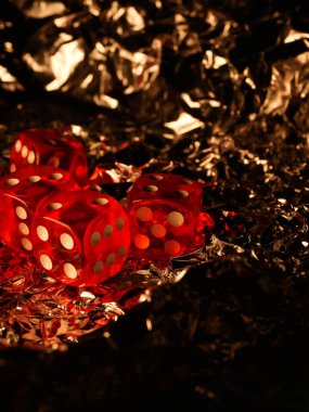 Oyun oynamak, kumar oynamak, kumar oynamak, masa üstü oyunları için zar atmak ve karanlık arka planda, kırpma yolu ile izole edilmiş poker oynamak.