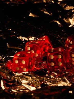 Oyun oynamak, kumar oynamak, kumar oynamak, masa üstü oyunları için zar atmak ve karanlık arka planda, kırpma yolu ile izole edilmiş poker oynamak.