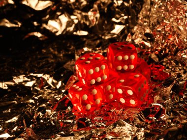 Oyun oynamak, kumar oynamak, kumar oynamak, masa üstü oyunları için zar atmak ve karanlık arka planda, kırpma yolu ile izole edilmiş poker oynamak.