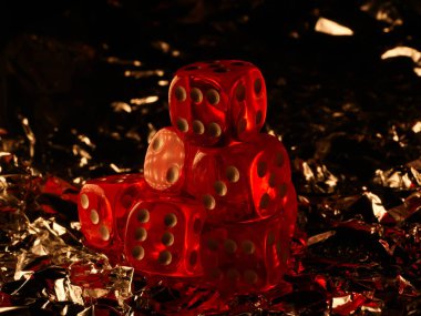 Oyun oynamak, kumar oynamak, kumar oynamak, masa üstü oyunları için zar atmak ve karanlık arka planda, kırpma yolu ile izole edilmiş poker oynamak.