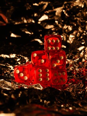 Oyun oynamak, kumar oynamak, kumar oynamak, masa üstü oyunları için zar atmak ve karanlık arka planda, kırpma yolu ile izole edilmiş poker oynamak.