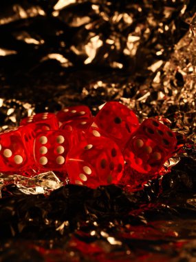 Oyun oynamak, kumar oynamak, kumar oynamak, masa üstü oyunları için zar atmak ve karanlık arka planda, kırpma yolu ile izole edilmiş poker oynamak.