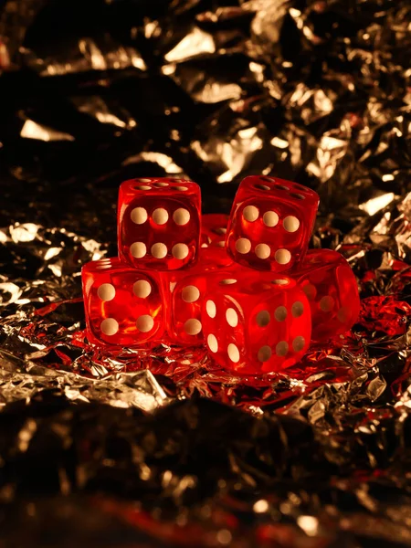 Oyun oynamak, kumar oynamak, kumar oynamak, masa üstü oyunları için zar atmak ve karanlık arka planda, kırpma yolu ile izole edilmiş poker oynamak.