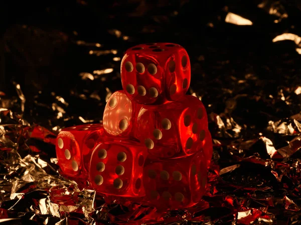 Oyun oynamak, kumar oynamak, kumar oynamak, masa üstü oyunları için zar atmak ve karanlık arka planda, kırpma yolu ile izole edilmiş poker oynamak.