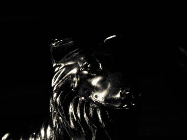 Gümüş bir kurt heykeli.