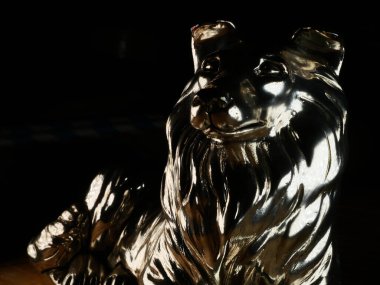 Gümüş bir kurt heykeli.