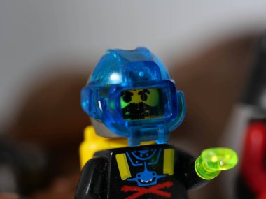 RIGA, LATVIA; 15 Mart 2021: Riga 'daki lego seti ile birlikte lego minifigürü. Legolar, Danimarka 'da Lego Grubu tarafından üretilen popüler bir plastik yapı oyuncağı serisidir.