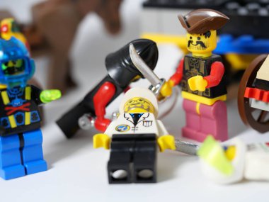 RIGA, LATVIA; 15 Mart 2021: Riga 'daki lego seti ile birlikte lego minifigürü. Legolar, Danimarka 'da Lego Grubu tarafından üretilen popüler bir plastik yapı oyuncağı serisidir.