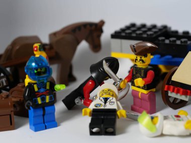 RIGA, LATVIA; 15 Mart 2021: Riga 'daki lego seti ile birlikte lego minifigürü. Legolar, Danimarka 'da Lego Grubu tarafından üretilen popüler bir plastik yapı oyuncağı serisidir.