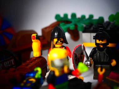 RIGA, LATVIA; 15 Mart 2021: Riga 'daki lego seti ile birlikte lego minifigürü. Legolar, Danimarka 'da Lego Grubu tarafından üretilen popüler bir plastik yapı oyuncağı serisidir.