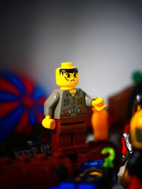 RIGA, LATVIA; 15 Mart 2021: Riga 'daki lego seti ile birlikte lego minifigürü. Legolar, Danimarka 'da Lego Grubu tarafından üretilen popüler bir plastik yapı oyuncağı serisidir.