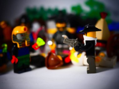 RIGA, LATVIA; 15 Mart 2021: Riga 'daki lego seti ile birlikte lego minifigürü. Legolar, Danimarka 'da Lego Grubu tarafından üretilen popüler bir plastik yapı oyuncağı serisidir.