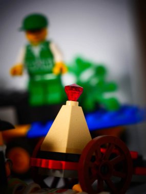 RIGA, LATVIA; 15 Mart 2021: Riga 'daki lego seti ile birlikte lego minifigürü. Legolar, Danimarka 'da Lego Grubu tarafından üretilen popüler bir plastik yapı oyuncağı serisidir.