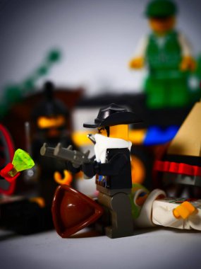 RIGA, LATVIA; 15 Mart 2021: Riga 'daki lego seti ile birlikte lego minifigürü. Legolar, Danimarka 'da Lego Grubu tarafından üretilen popüler bir plastik yapı oyuncağı serisidir.