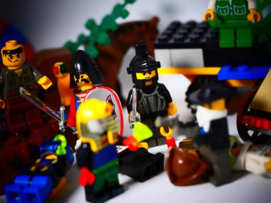 RIGA, LATVIA; 15 Mart 2021: Riga 'daki lego seti ile birlikte lego minifigürü. Legolar, Danimarka 'da Lego Grubu tarafından üretilen popüler bir plastik yapı oyuncağı serisidir.