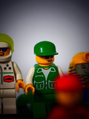 RIGA, LATVIA; 15 Mart 2021: Riga 'daki lego seti ile birlikte lego minifigürü. Legolar, Danimarka 'da Lego Grubu tarafından üretilen popüler bir plastik yapı oyuncağı serisidir.