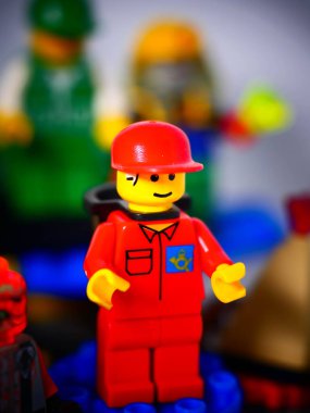 RIGA, LATVIA; 15 Mart 2021: Riga 'daki lego seti ile birlikte lego minifigürü. Legolar, Danimarka 'da Lego Grubu tarafından üretilen popüler bir plastik yapı oyuncağı serisidir.