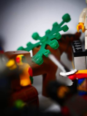 RIGA, LATVIA; 15 Mart 2021: Riga 'daki lego seti ile birlikte lego minifigürü. Legolar, Danimarka 'da Lego Grubu tarafından üretilen popüler bir plastik yapı oyuncağı serisidir.