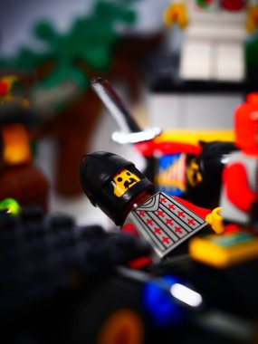 RIGA, LATVIA; 15 Mart 2021: Riga 'daki lego seti ile birlikte lego minifigürü. Legolar, Danimarka 'da Lego Grubu tarafından üretilen popüler bir plastik yapı oyuncağı serisidir.