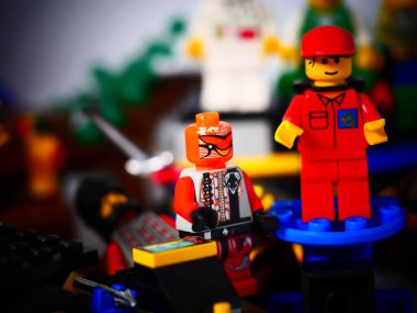 RIGA, LATVIA; 15 Mart 2021: Riga 'daki lego seti ile birlikte lego minifigürü. Legolar, Danimarka 'da Lego Grubu tarafından üretilen popüler bir plastik yapı oyuncağı serisidir.