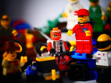 RIGA, LATVIA; 15 Mart 2021: Riga 'daki lego seti ile birlikte lego minifigürü. Legolar, Danimarka 'da Lego Grubu tarafından üretilen popüler bir plastik yapı oyuncağı serisidir.
