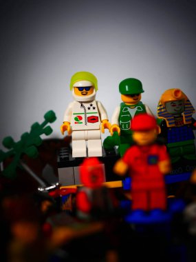 RIGA, LATVIA; 15 Mart 2021: Riga 'daki lego seti ile birlikte lego minifigürü. Legolar, Danimarka 'da Lego Grubu tarafından üretilen popüler bir plastik yapı oyuncağı serisidir.